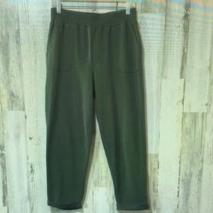 Elegant Olive Green Women's Cropped Pants